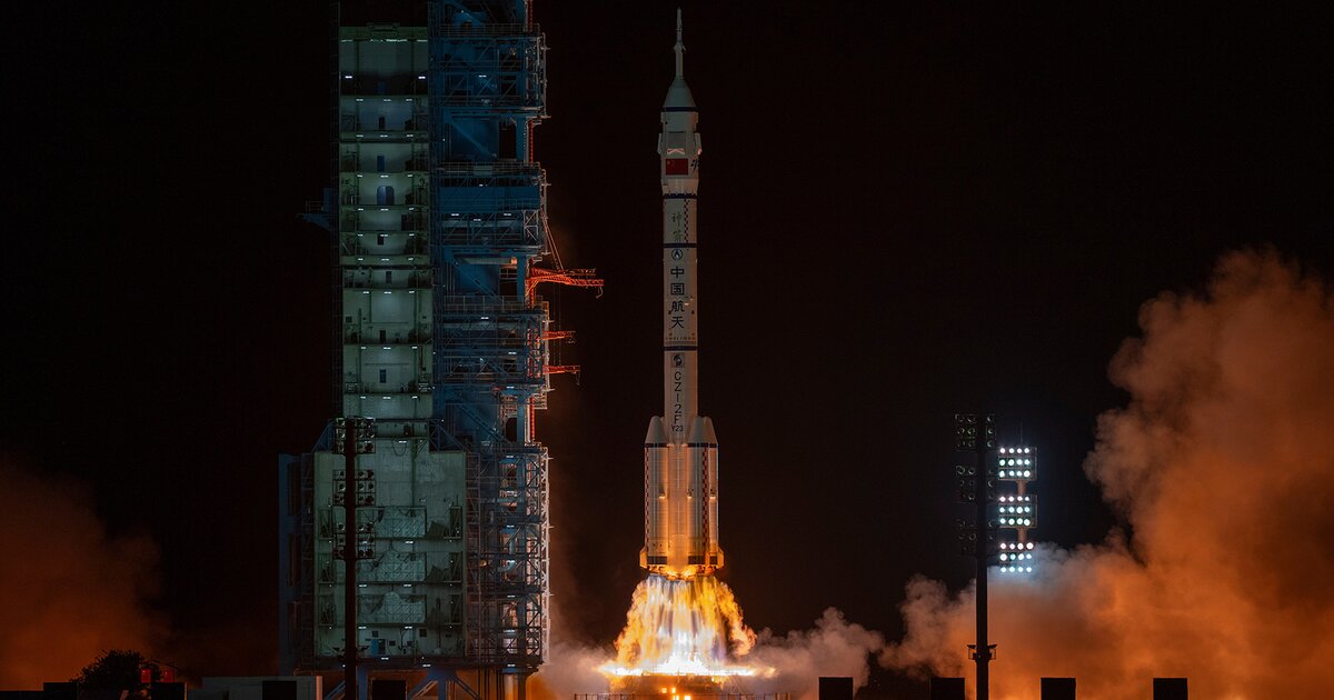 Экипаж китайского корабля "Шэньчжоу-21" вернулся на Землю после полугодовой миссии