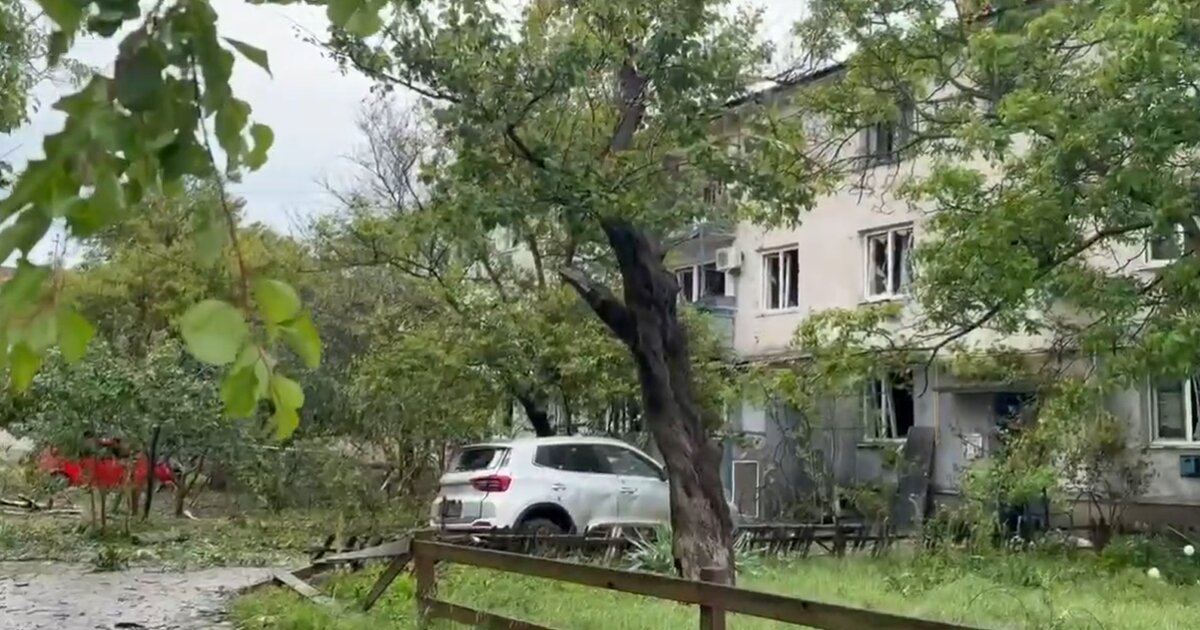 ВСУ атаковали беспилотником многоквартирные дома в Геническе